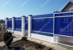 Фото забора из синего штакетника в Астане